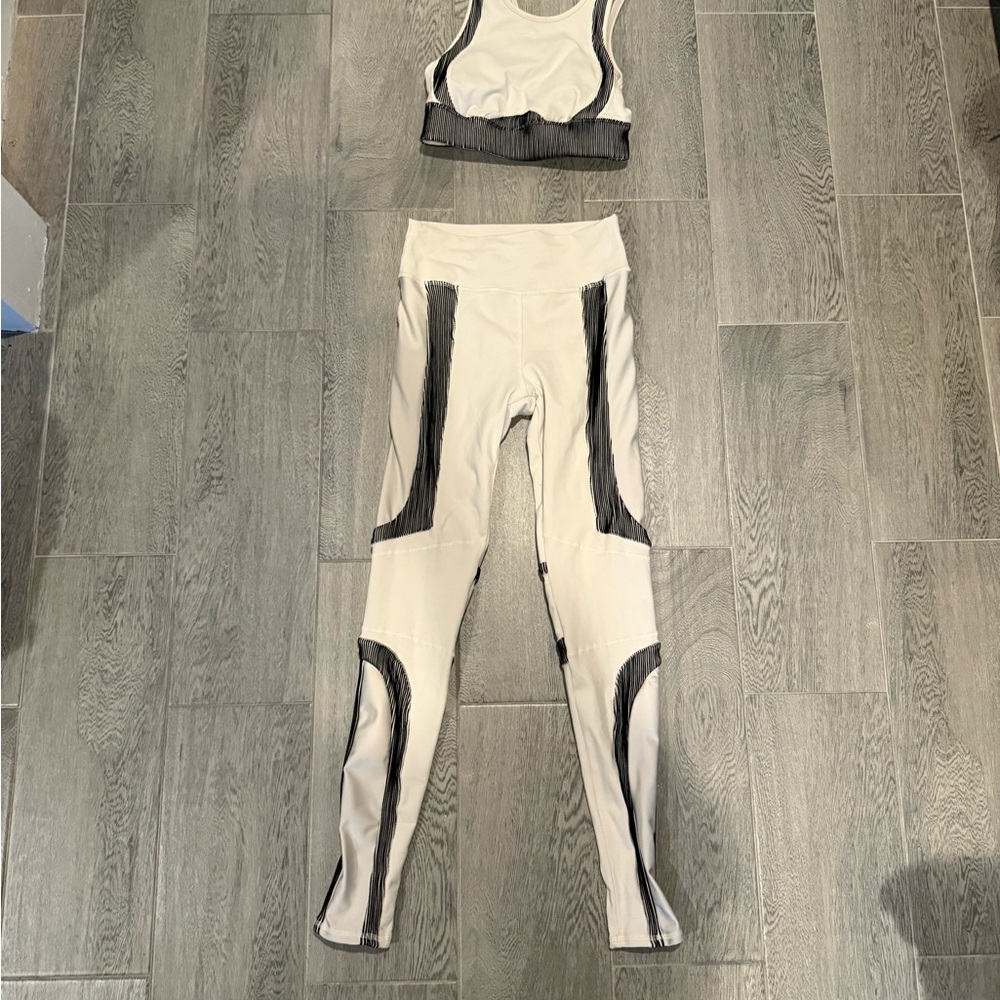 ALO Yoga Women's Cream and Black High-Waist Leggings